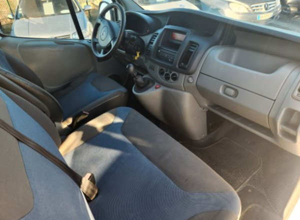 Renault Trafic phase 2  l1h2 2.0l .dci 115 ch  Chaine de distribution  En boite manuelle  Chevaux fiscaux 7 Km 194000  revision et  contrôle technique seront faits pour la vente   Garantie 12mois euro
