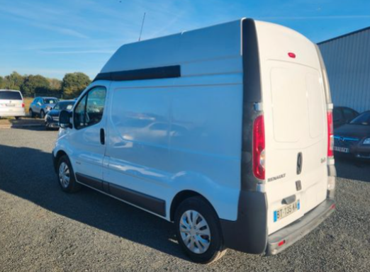 Renault Trafic phase 2  l1h2 2.0l .dci 115 ch  Chaine de distribution  En boite manuelle  Chevaux fiscaux 7 Km 194000  revision et  contrôle technique seront faits pour la vente   Garantie 12mois euro