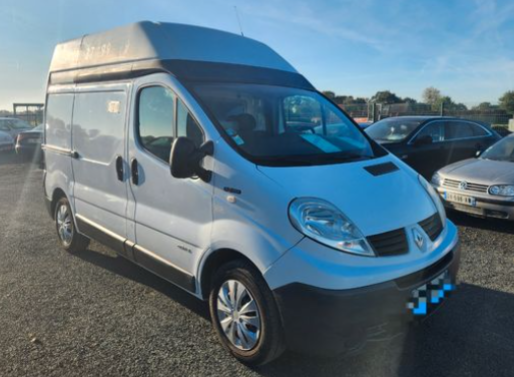 Renault Trafic phase 2  l1h2 2.0l .dci 115 ch  Chaine de distribution  En boite manuelle  Chevaux fiscaux 7 Km 194000  revision et  contrôle technique seront faits pour la vente   Garantie 12mois euro