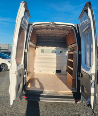 Renault Trafic phase 2  l1h2 2.0l .dci 115 ch  Chaine de distribution  En boite manuelle  Chevaux fiscaux 7 Km 194000  revision et  contrôle technique seront faits pour la vente   Garantie 12mois euro