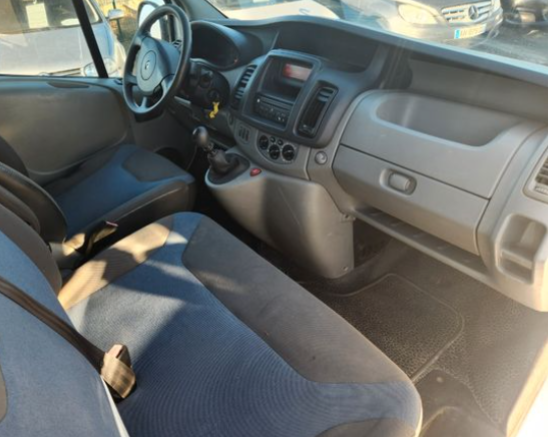 Renault Trafic phase 2  l1h2 2.0l .dci 115 ch  Chaine de distribution  En boite manuelle  Chevaux fiscaux 7 Km 194000  revision et  contrôle technique seront faits pour la vente   Garantie 12mois euro